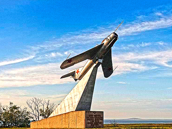 Памятник авиаторам Тамани